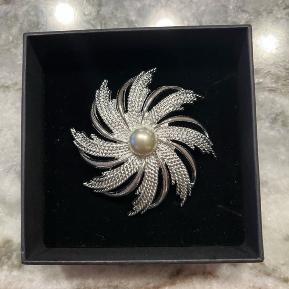 Vintage Sarah Coventry Brooch - Picture 1 of 4
